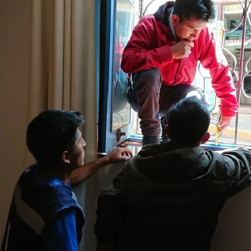 Instalación profesional de ventanas de PVC realizada por técnicos de Livingtek
